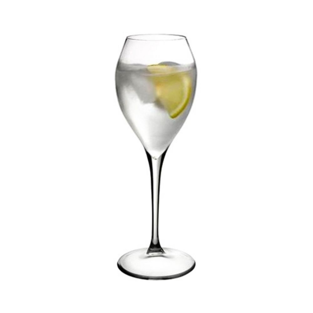 Ποτήρι κρασιού με σόδα, πάγο και λεμόνι