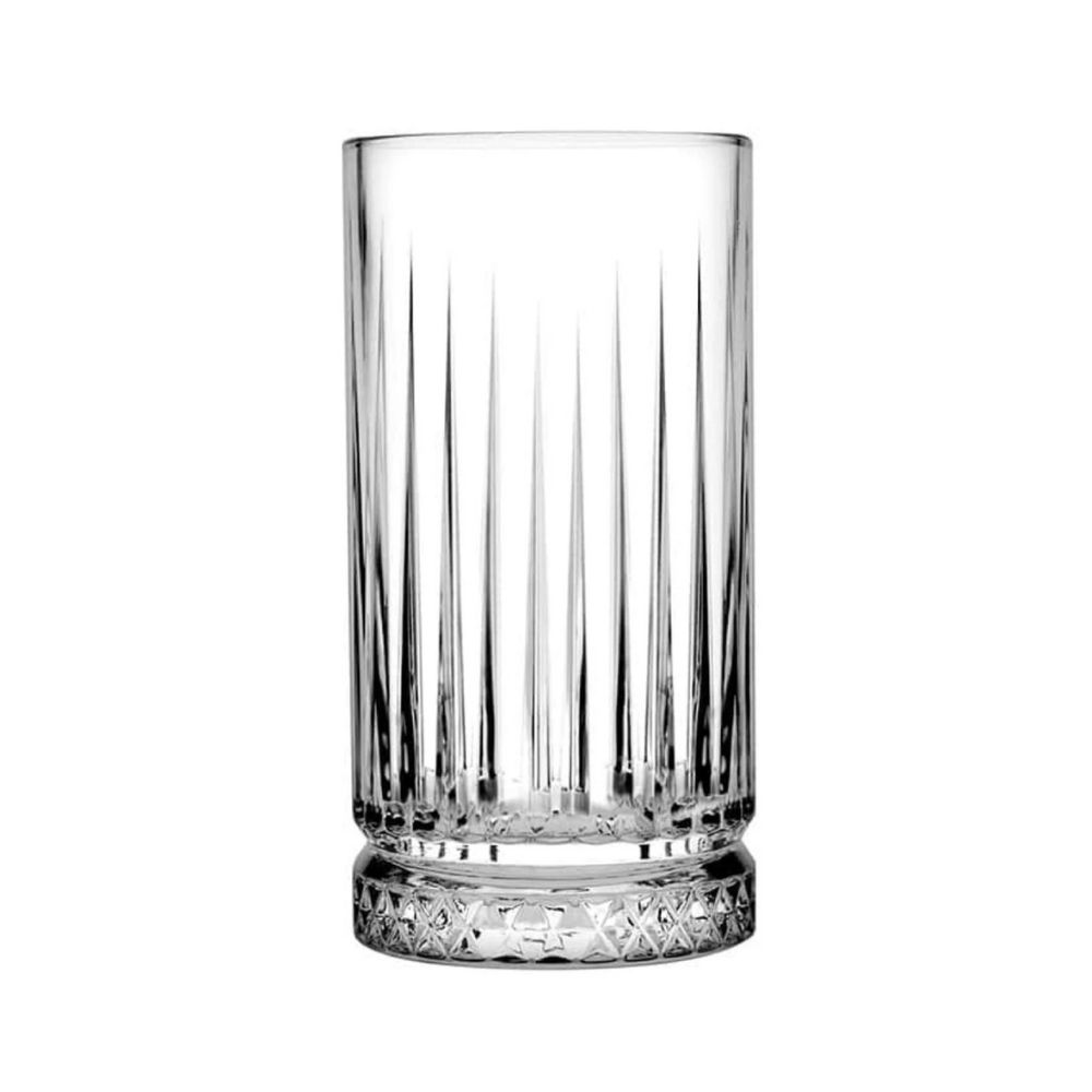 Ένα γυάλινο ποτήρι νερού με ιδιαίτερο design σε λευκό φόντο