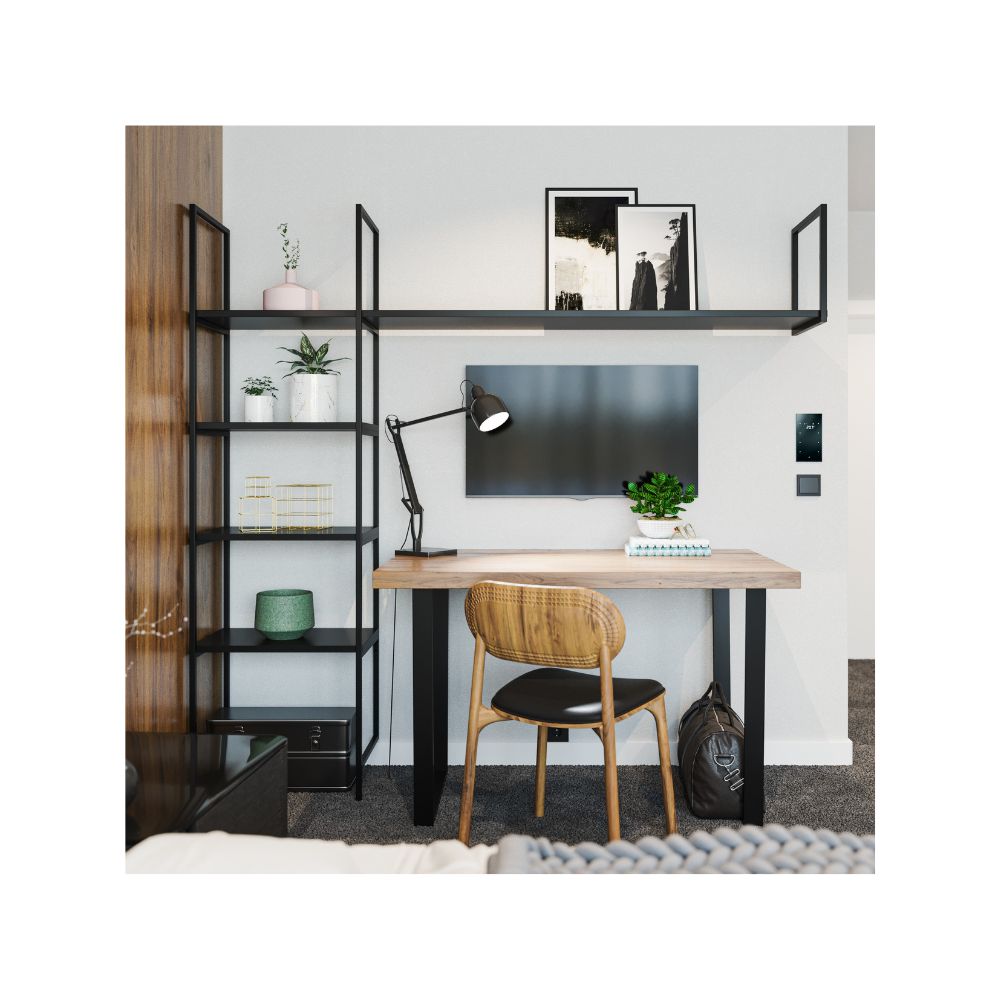 Ένας τοίχος με μία μεταλλική ραφιέρα με γραφείο, καρέκλα και τηλεόραση