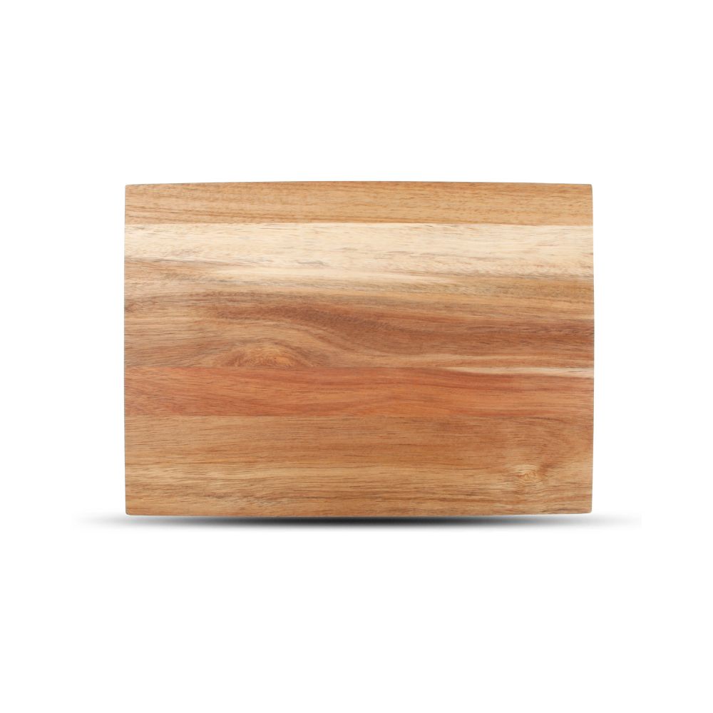 Μία κάθετη ξύλινη σανίδα σερβιρίσματος από ξύλο ακακίας σε λευκό φόντο