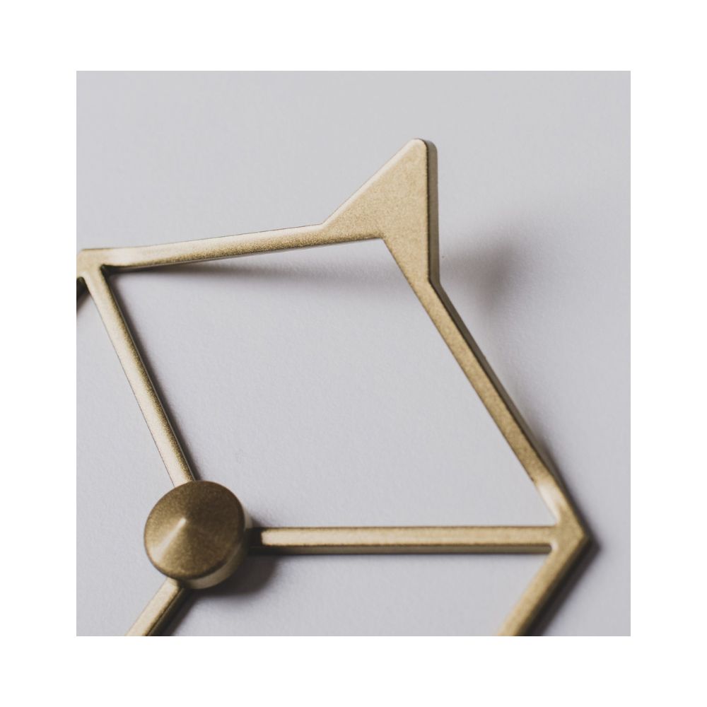 Μία κρεμάστρα με κοπή λέιζερ γεωμετρική χρυσή μονή σε μεγέθυνση