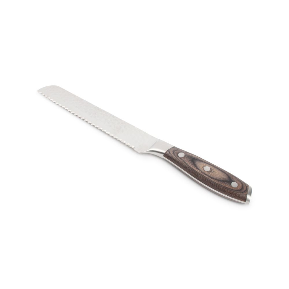 Ένα πριονωτό μαχαίρι ψωμιού με σφυρήλατη επιφάνεια και ξύλινη λαβή σε λευκό φόντο
