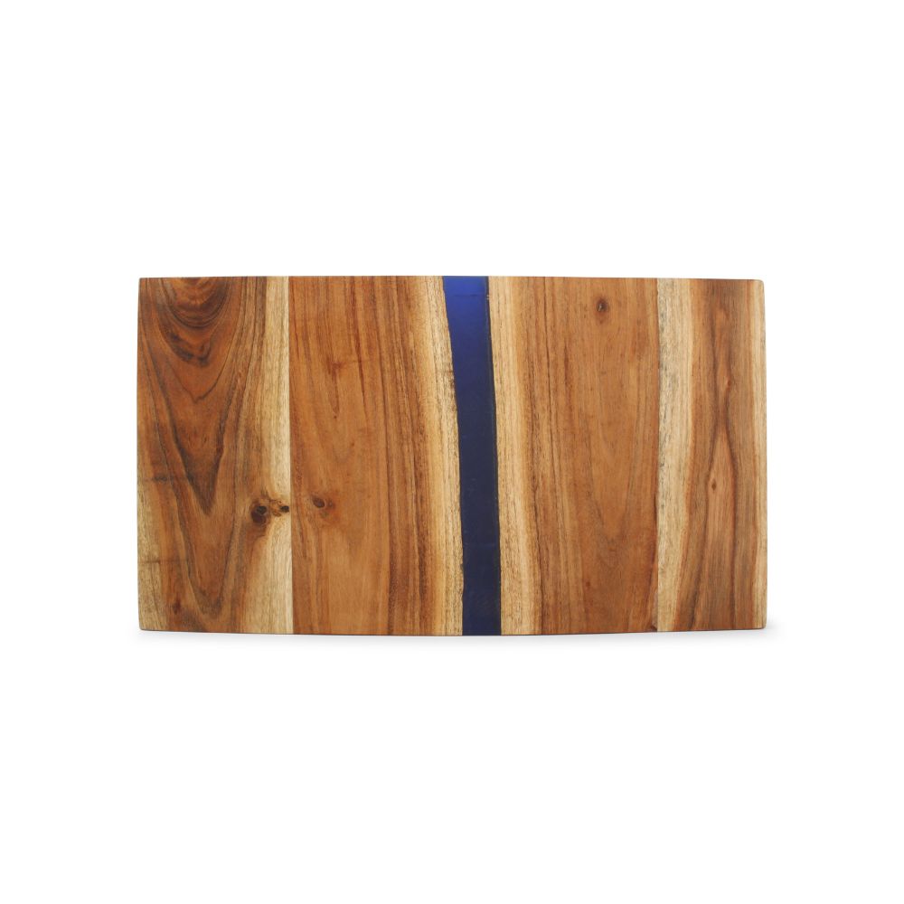 Μία κάθετη ξύλινη σανίδα σερβιρίσματος με εποξική ρητίνη από ξύλο ακακίας σε λευκό φόντο