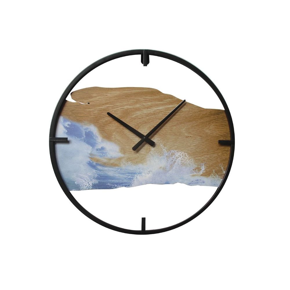 Ένα μεταλλικό ρολόι τοίχου με ξύλινες λεπτομέρειες σε λευκό φόντο
