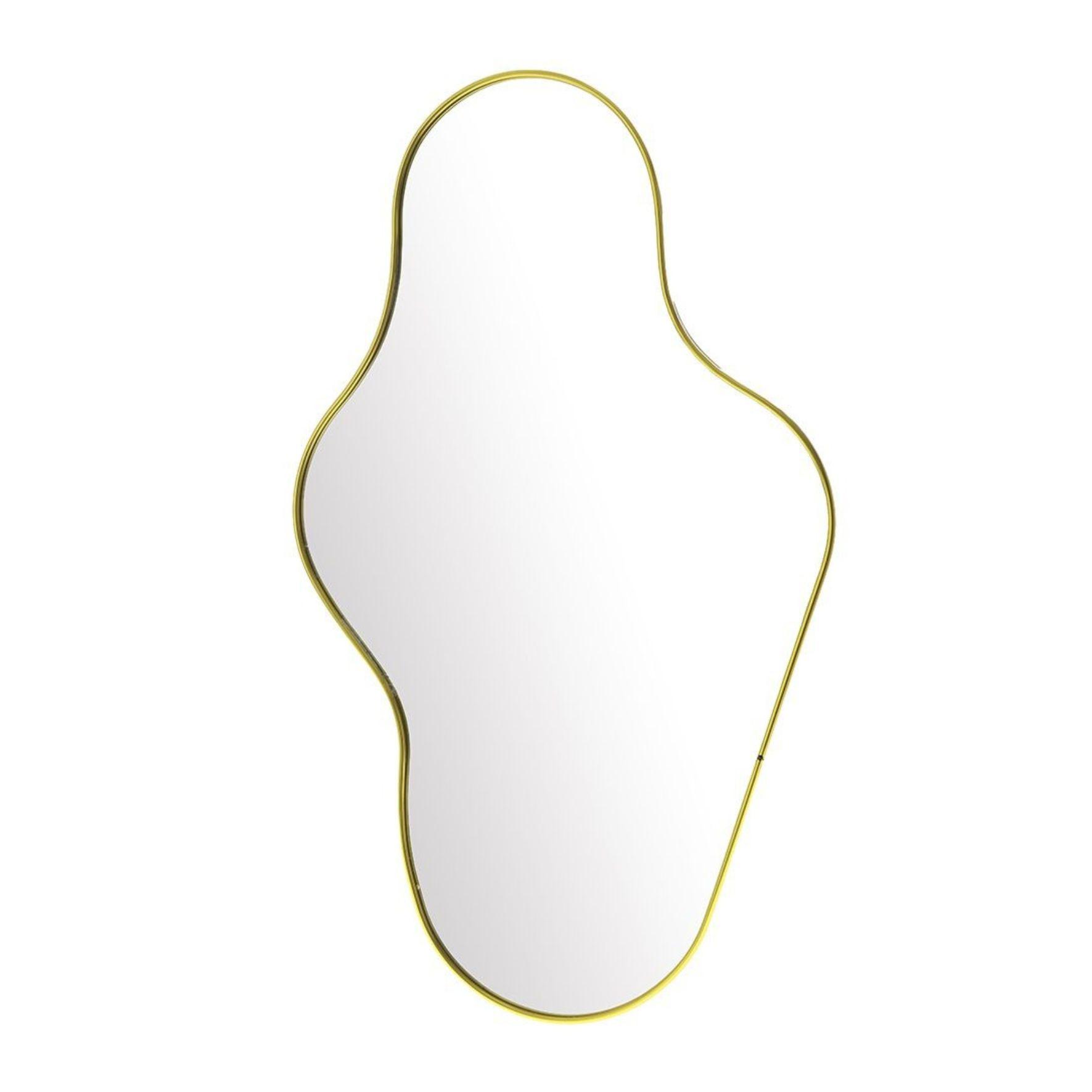 Ένας χρυσός μεταλλικός καθρέπτης με ακανόνιστο σχήμα σε λευκό φόντο