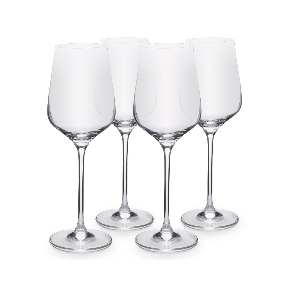 Τέσσερα γυάλινα, διάφανα ποτήρια κρασιού σε λευκό φόντο