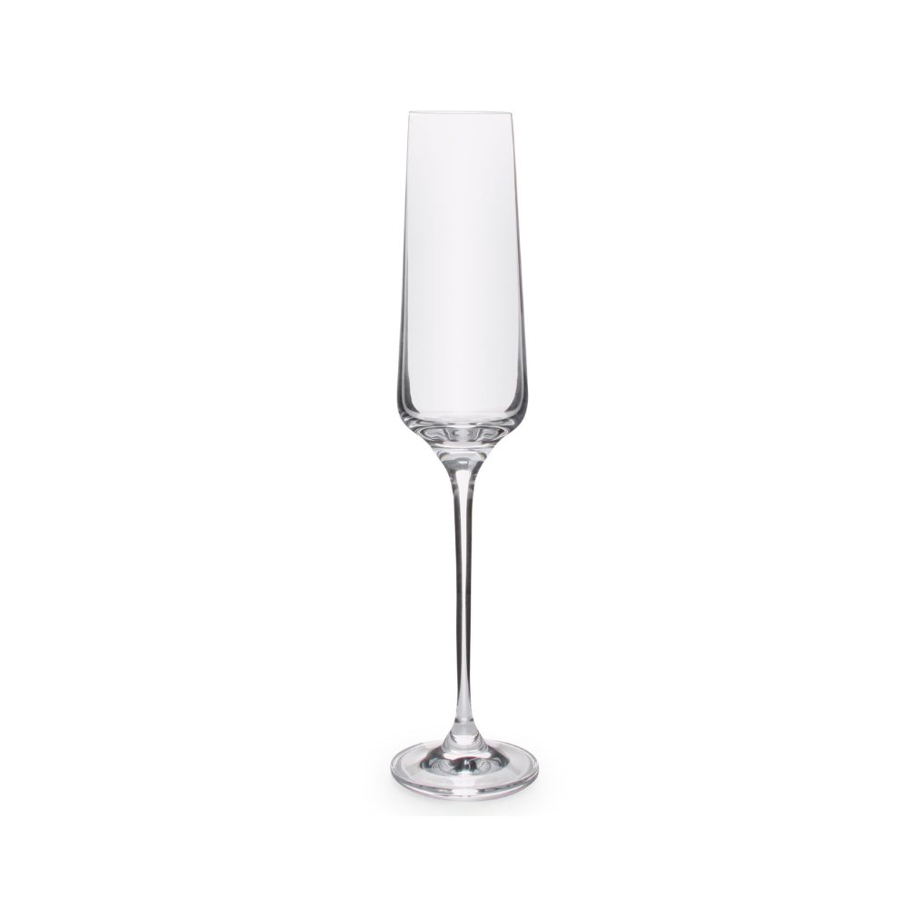 Ένα γυάλινο, διάφανο ποτήρι σαμπάνιας σε λευκό φόντο