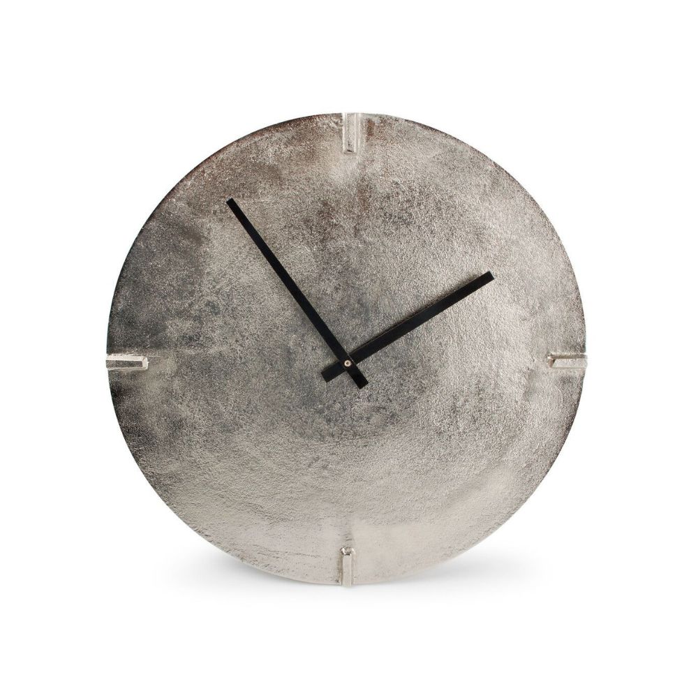 Ένα μεταλλικό ρολόι σε ασημί χρώμα με διάμετρο 38 εκατοστά