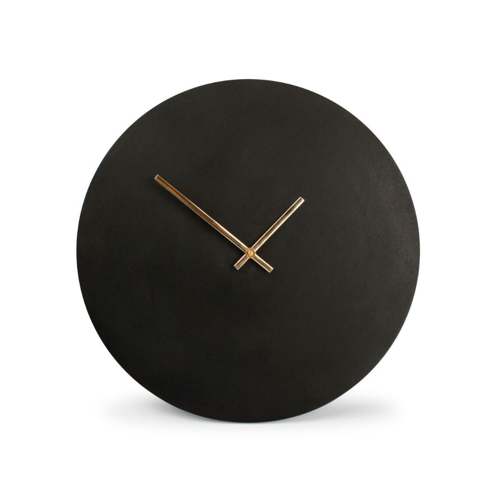 Ένα μεταλλικό ρολόι σε μαύρο χρώμα με διάμετρο 38 εκατοστά