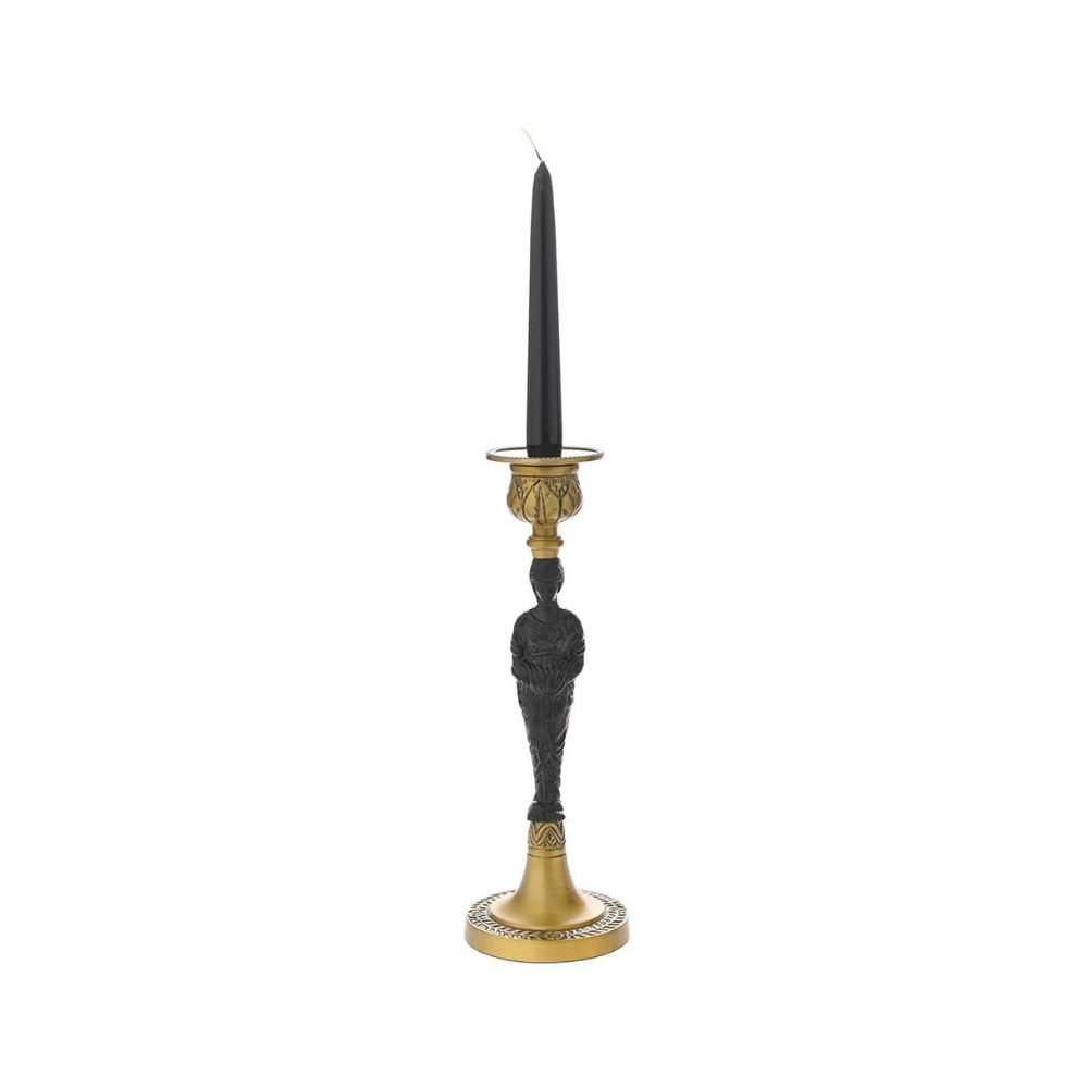 Ένα ψηλό ορειχάλκινο κηροπήγιο σε χρυσό και μαύρο χρώμα και μαύρο κερί