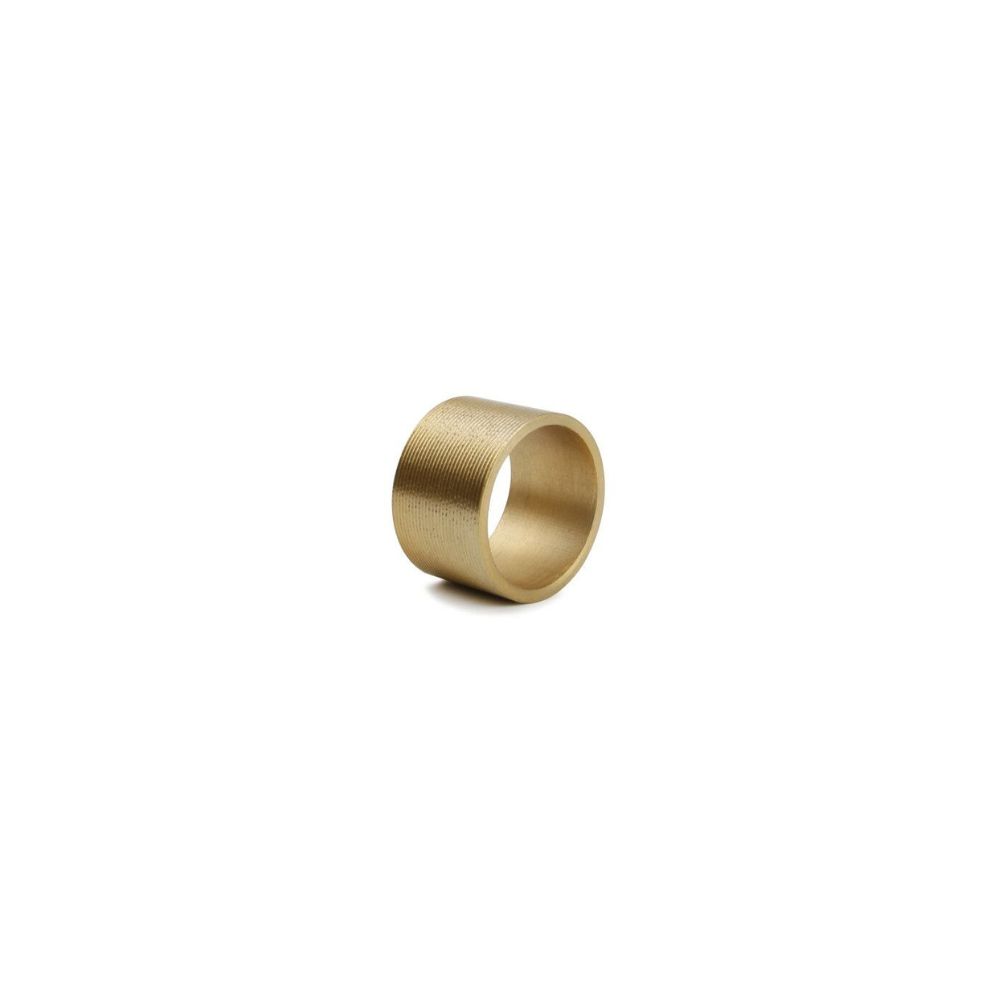 Ένα δαχτυλίδι πετσέτας με ρίγες σε χρυσό ματ χρώμα