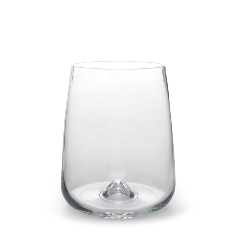 Ένα γυάλινο ποτήρι νερού διάφανο σε λευκό φόντο