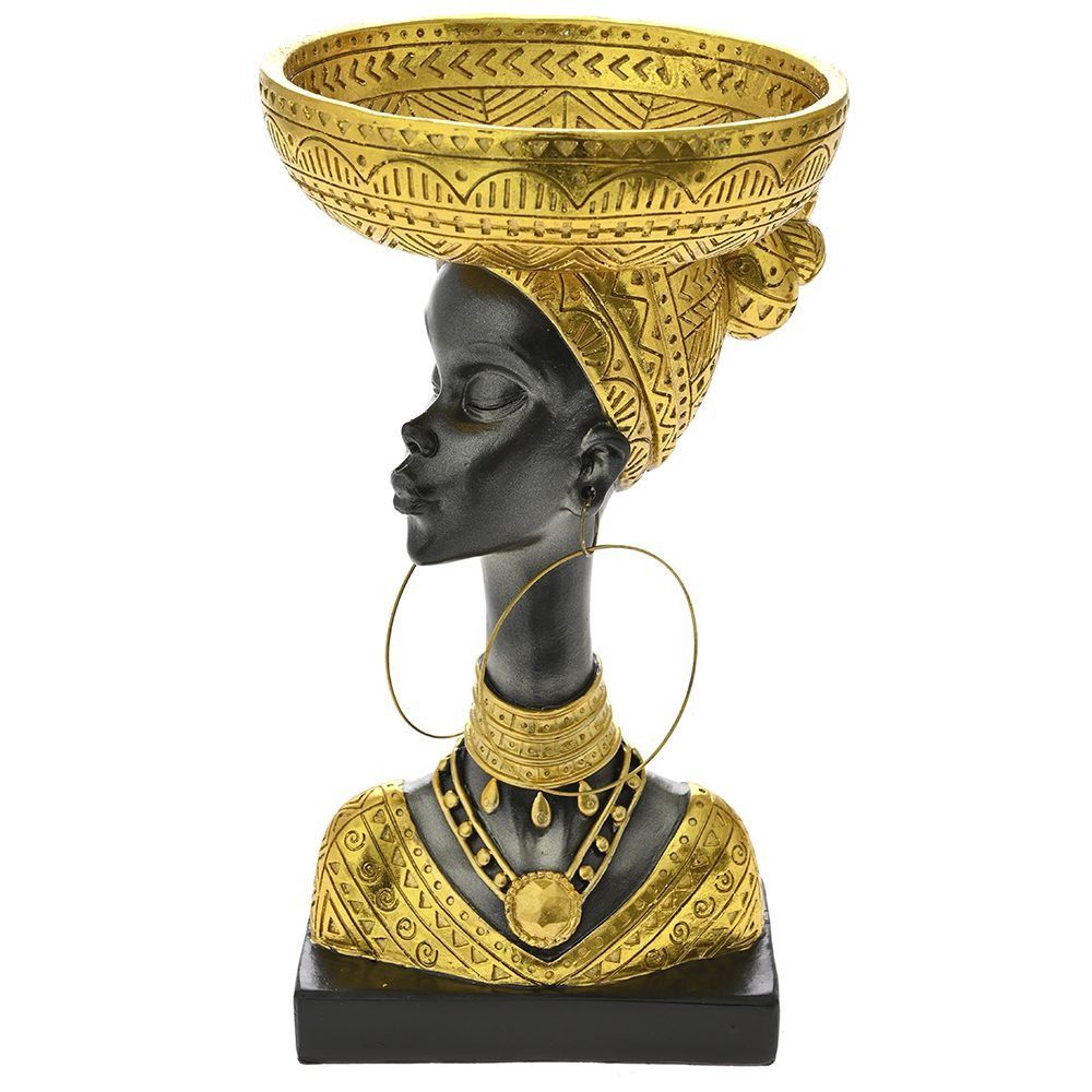 Μία διακοσμητική φιγούρα Αφρικανής γυναίκας που κοιτάει δεξιά με χρυσό πανέρι στο κεφάλι
