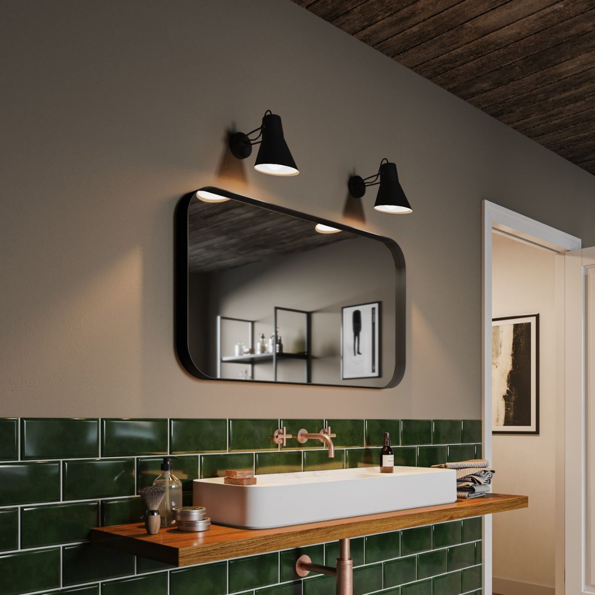 Ένα μπάνιο με έναν μαύρο μεταλλικό καθρέπτη επάνω από λευκό νεροχύτη