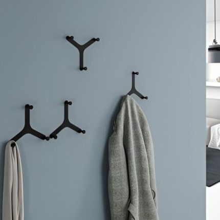 Μεταλλικές κρεμάστρες τοίχου 3 θέσεων σε μαύρο ματ, τοποθετημένες σε μπλε τοίχο με ρούχα και αξεσουάρ – Creative Home