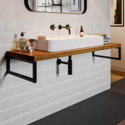 Ένας νιπτήρας μπάνιου που έχει τοποθετηθεί επάνω σε μία ξύλινη επιφάνεια η οποία στηρίζεται σε δύο μαύρους μεταλλικούς βραχίονες στήριξης οι οποίοι έχουν βιδωθεί επάνω σε λευκό πλακάκι