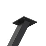 Λεπτομέρεια επάνω πλάκας μεταλλικής βάσης τραπεζιού με οπές στερέωσης