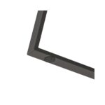 Λεπτομέρεια από μεταλλικό πόδι τραπεζιού σε μαύρο ματ φινίρισμα