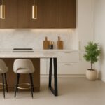 Μεταλλικό πόδι νησίδας Creative Home σε μοντέρνα κουζίνα με μαρμάρινο πάγκο και ξύλινα στοιχεία.