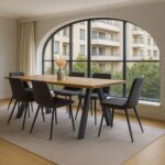 Τραπέζι τραπεζαρίας με μεταλλικά πόδια Creative Home και ξύλινη επιφάνεια, σε μοντέρνο σαλόνι με μεγάλες καμάρες παραθύρων και γκρι υφασμάτινες καρέκλες.