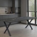 Τραπέζι κουζίνας με μαύρη επιφάνεια και μεταλλικά πόδια τύπου Χ σε μαύρο ματ χρώμα