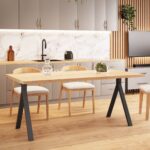 Τραπέζι κουζίνας με δρύινη επιφάνεια και μεταλλικά πόδια τύπου Λ σε μαύρο ματ χρώμα