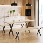 Τραπέζι και πάγκοι με μεταλλικά πόδια τύπου Χ σε μαύρο ματ, με ξύλινες επιφάνειες