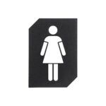 Μία μεταλλική μαύρη διάτρητη ένδειξη WC με φιγούρα μία γυναίκα