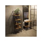 Ένα μπάνιο με μεταλλική ραφιέρα και μεταλλικό έπιπλο για τον νεροχύτη