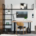 Ένας τοίχος με μία μεταλλική ραφιέρα με γραφείο, καρέκλα και τηλεόραση