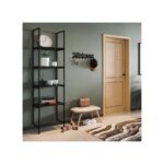 Ένα μοντέρνο δωμάτιο με μεταλλική βιβλιοθήκη και μία μαύρη κρεμάστρα δίπλα από μία πόρτα