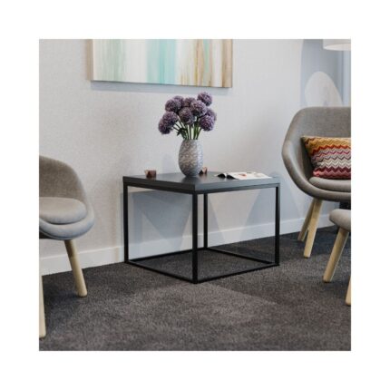 Ένα τραπεζάκι σαλονιού με μεταλλικό σκελετό και γκρι επιφάνεια