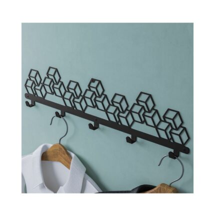 Μία διακοσμητική μαύρη μεταλλική κρεμάστρα σε τοίχο με κρεμασμένο ένα πουκάμισο και ένα σακάκι