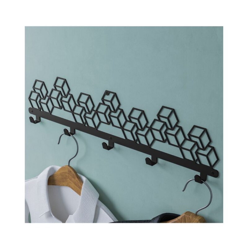 Μία διακοσμητική μαύρη μεταλλική κρεμάστρα σε τοίχο με κρεμασμένο ένα πουκάμισο και ένα σακάκι