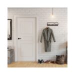 Ένα μοντέρνο δωμάτιο σε λευκές αποχρώσεις και κρεμάστρα home sweet home