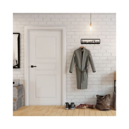 Ένα μοντέρνο δωμάτιο σε λευκές αποχρώσεις και κρεμάστρα home sweet home