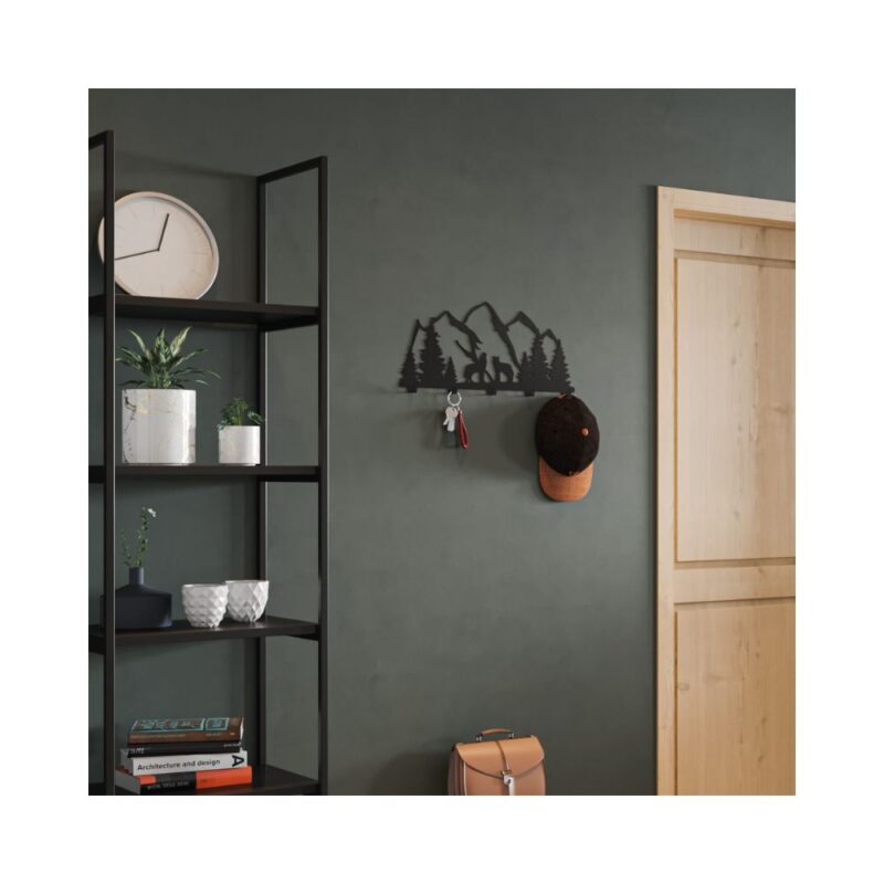 Ένα μοντέρνο δωμάτιο με μεταλλική βιβλιοθήκη και μαύρη κρεμάστρα σε σχήμα βουνών