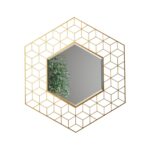 Ένας μεγάλος μεταλλικός γεωμετρικός χρυσός καθρέπτης σε λευκό φόντο