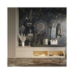 Ένας συνδυασμός γεωμετρικών μεταλλικών διακοσμητικών με ράφια, καθρέπτη και κρεμάστρα επάνω σε έναν μαύρο μαρμάρινο τοίχο