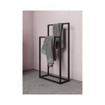 Το διαστασολόγιο από μία μεταλλική μαύρη κρεμάστρα δαπέδου για πετσέτες μπάνιου με δύο γκρι πετσέτες