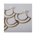 Μία κρεμάστρα με κοπή λέιζερ χρυσή τετραπλή σε μεγέθυνση