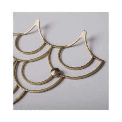 Μία κρεμάστρα με κοπή λέιζερ χρυσή τετραπλή σε μεγέθυνση