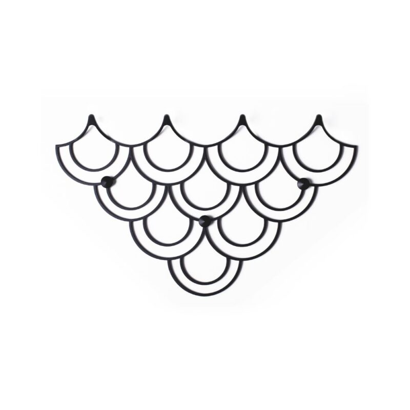 Μία κρεμάστρα με κοπή λέιζερ μαύρη τετραπλή