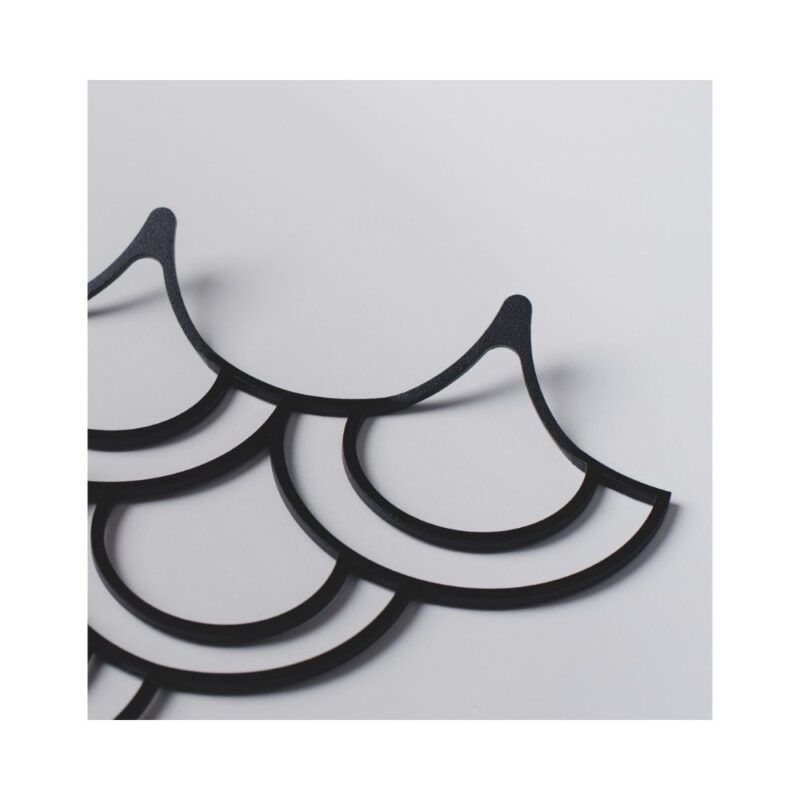 Μία κρεμάστρα με κοπή λέιζερ μαύρη τετραπλή σε μεγέθυνση