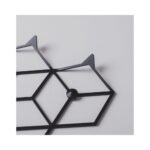 Μία κρεμάστρα με κοπή λέιζερ γεωμετρική μαύρη τετραπλή σε μεγέθυνση