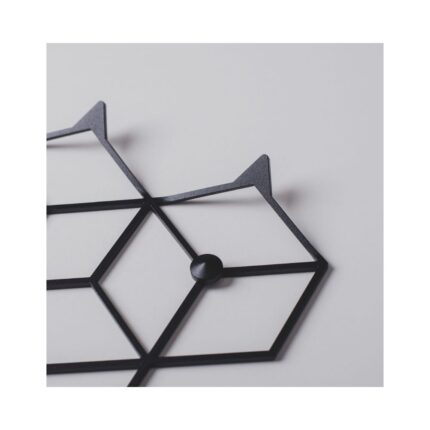 Μία κρεμάστρα με κοπή λέιζερ γεωμετρική μαύρη τετραπλή σε μεγέθυνση