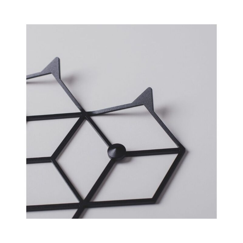 Μία κρεμάστρα με κοπή λέιζερ γεωμετρική μαύρη τετραπλή σε μεγέθυνση