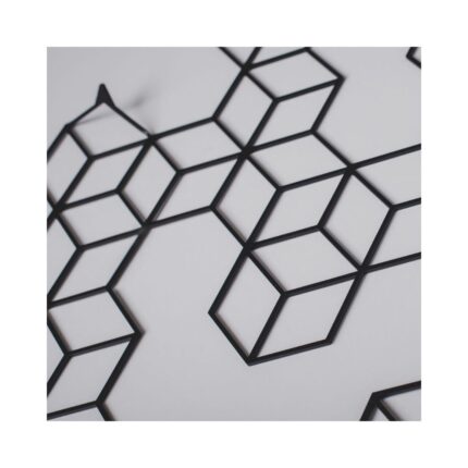 Μία κρεμάστρα με κοπή λέιζερ γεωμετρική μαύρη με πολλές θέσεις για ρούχα σε μεγέθυνση