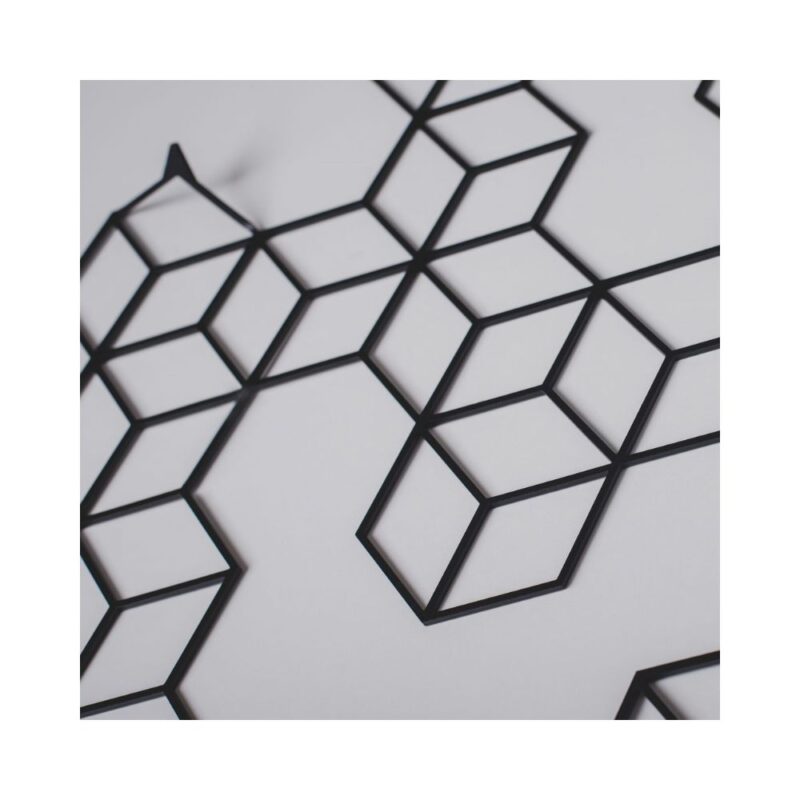 Μία κρεμάστρα με κοπή λέιζερ γεωμετρική μαύρη με πολλές θέσεις για ρούχα σε μεγέθυνση