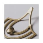 Μία κρεμάστρα με κοπή λέιζερ χρυσή μονή σε μεγέθυνση
